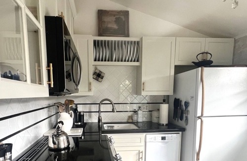 Northeast Carmel House | Retreat to Carmel-by-the-Sea and Savour the Ambience of Mon Petit Plaisir🌿