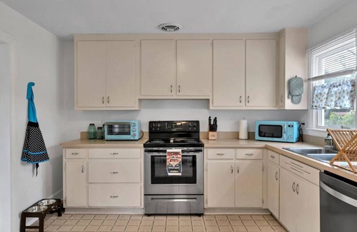 Fort Walton Beach - Destin Cottage | Retro by the Bay Close to Beach Eglin PetFriendly