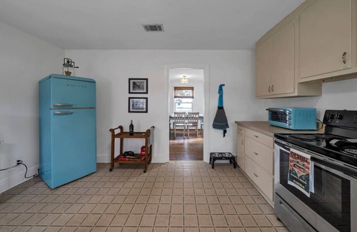 Fort Walton Beach - Destin Cottage | Retro by the Bay Close to Beach Eglin PetFriendly