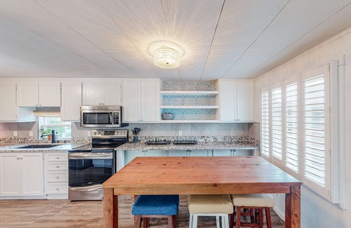Bandon House | Retro-chic motel near beach with WiFi - walk to downtown shops & eateries