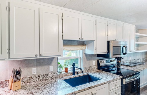 Bandon House | Retro-chic motel near beach with WiFi - walk to downtown shops & eateries