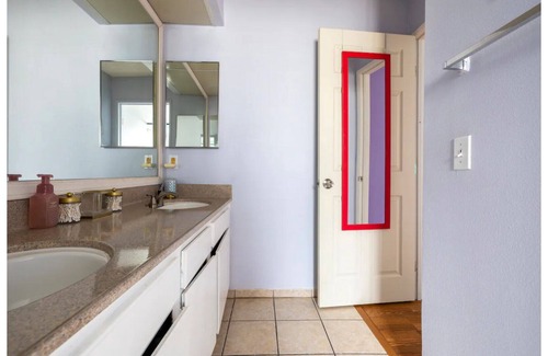 Sylmar House | Retro eclectic 3 bedroom townhouse- content heaven