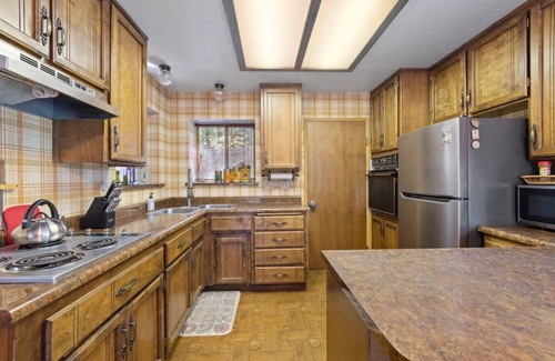 Twain Harte Cabin | Retro Family Cabin in Twain Harte | AC & Bunk Room