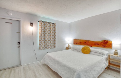 Bridgeport Heights Hotel | Retro motel walk to beach, Wi-Fi