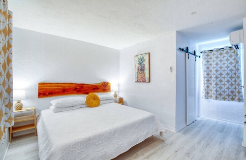 Bridgeport Heights Hotel | Retro motel walk to beach, Wi-Fi