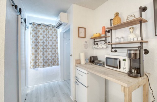 Bridgeport Heights Hotel | Retro motel walk to beach, Wi-Fi