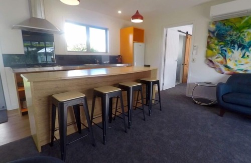 Wanaka Apartment | Retro styled apartment in sunny Wanaka