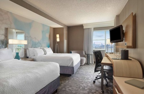 Emeryville Hotel | Revel in the Lap of Luxury! Minutes from Emeryville Community Organic Garden