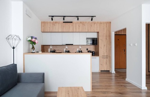 Srodmiescie Apartment | Rewolucji Apartment - 52m2, Parking, Balcony - by Rentujemy