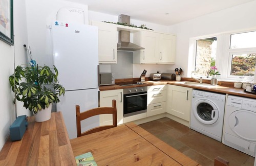 Hollow Meadows Cottage | Rhinegold Bungalow