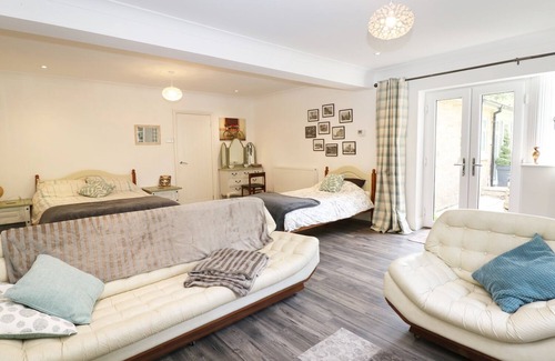 Hollow Meadows Cottage | Rhinegold Bungalow