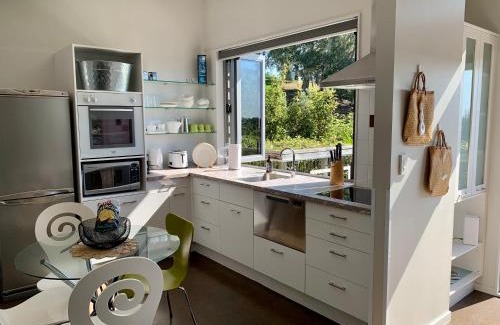 Havelock North House | Ribbonwood Treetops cottage