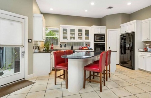 Uptown House | Rice Houston · Galleria Mall Stylish Home, Great for Groups!