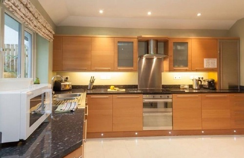 Portinscale House | RiggsideKeswick, Modern, Spacious, Gardens, Parking & Panoramic Mountain Views.