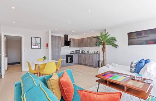 Montpelier Apartment | Right On : Bright On Apartment 1D | By My Getaways