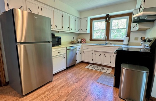 Burnsville Cabin | Right on the River! Swimming🏊‍♀️ Fire Pit 🔥Fishing🎣 River Tubing 🌊