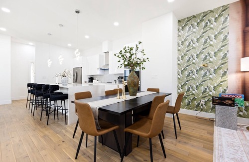 West Dallas House | Right Spacious 8-bedroom townhome in awesome Dallas with AC