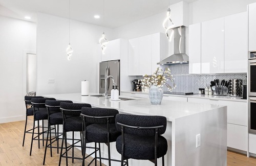 West Dallas House | Right Spacious 8-bedroom townhome in awesome Dallas with AC