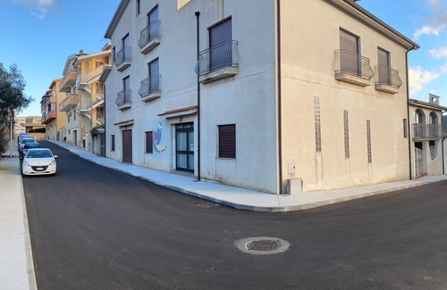 Iglesias Historic Centre Apartment | Rilassati nella Nostra Suite Rosa: Un Ambiente Familiare Vicino al Centro