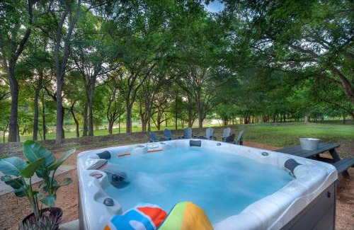 Stonewall House | Rio Ranchito, Hot tub, River front, Fire Pit!