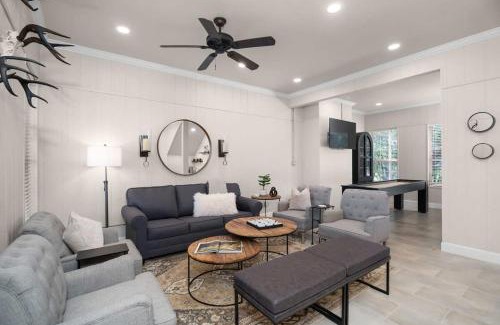 Stonewall House | Rio Ranchito, Hot tub, River front, Fire Pit!