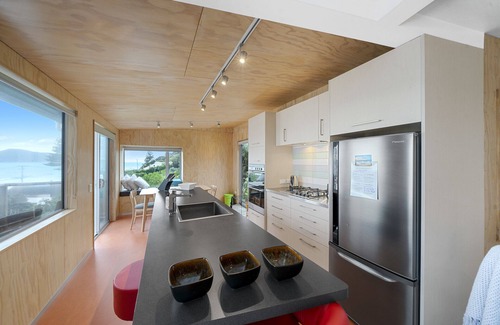 Paraparaumu House | Rippling Waves Lookout - Raumati South Home