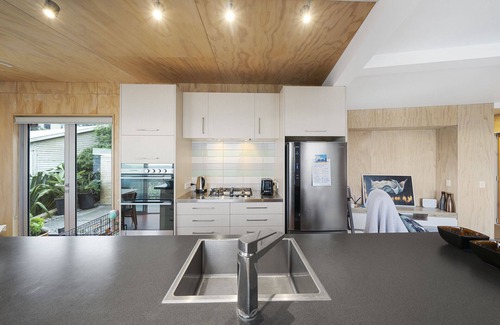 Paraparaumu House | Rippling Waves Lookout - Raumati South Home