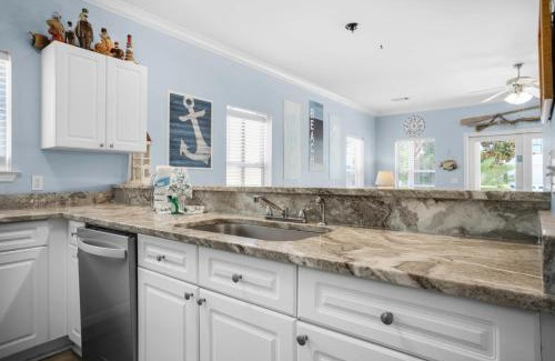 Crystal Beach House | Rise and Shine Pet friendly Golf cart included