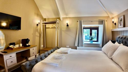 Fivelanes Hotel | Rising Sun Inn - Bronn Ewhella