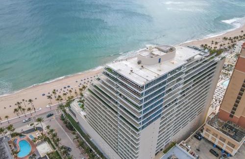 Central Beach Apartment | Ritz-Carlton 2br 17th fl Penthouse Hotel Condo