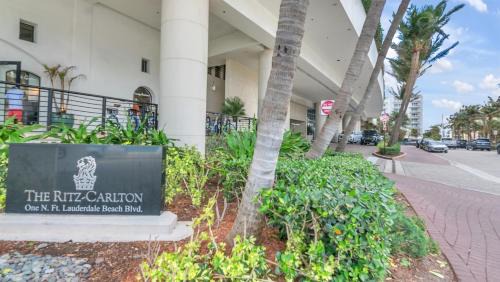 Central Beach Apartment | Ritz-Carlton 2br 17th fl Penthouse Hotel Condo