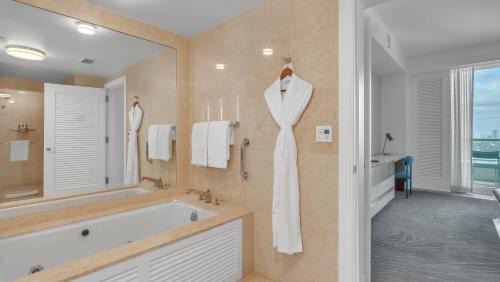 Central Beach Apartment | Ritz-Carlton 2br 17th fl Penthouse Hotel Condo