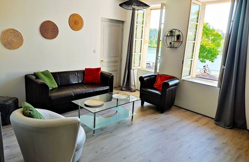Chalon-sur-Saone Apartment | RIVE DE SAÔNE 75m2.P'tit dej.Pleasant & spacious.