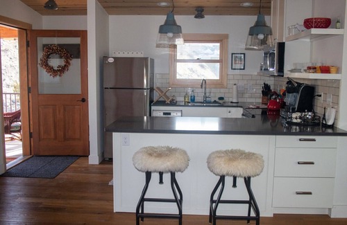 Gardiner Apartment | Rive Gauche -Waterfront Studio Apartment in Gardiner Just Outside Yellowstone