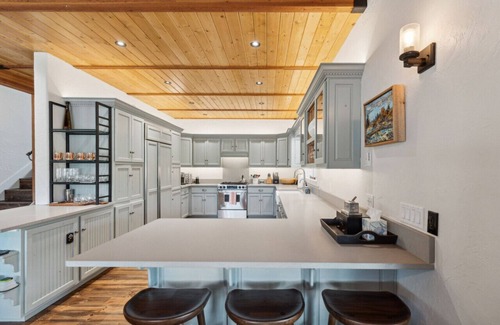 Grantsdale Cabin | River Bend Lodge: Luxury riverfront home