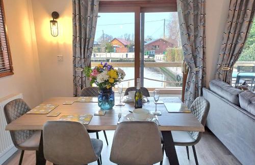 Brundall House | River Breeze - Norfolk Broads