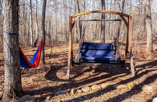 Menlo House | River Cabin | Fire Pit, Kayaks, Games, Dog Park