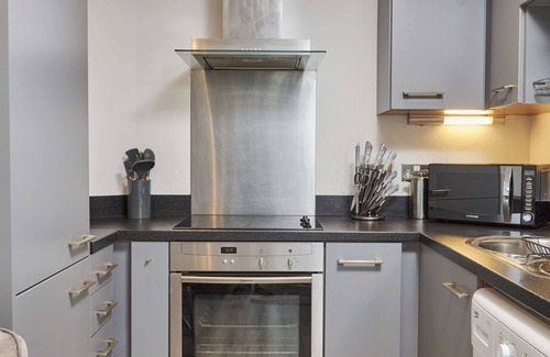 Leeds Apartment | River Canal View & Free Parking!