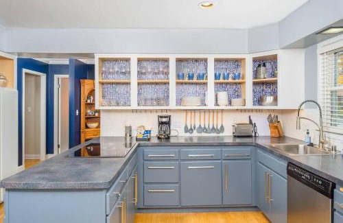 Appleton House | River Drive Retreat - Family Neighborhood sleeps 10