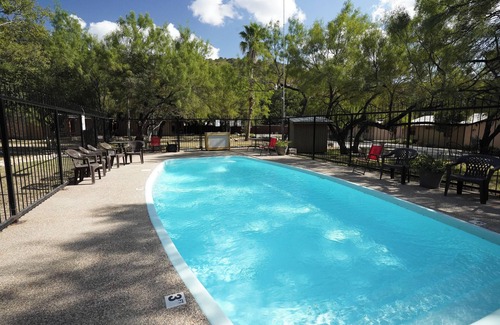 Sabinal Cabin | River Front cabin with access to shared pool!