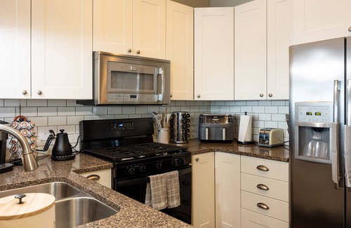 Toledo House | River Front Landing. Amazing Views. Made for You!