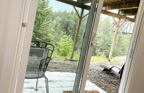 King County Condo | River front Oasis 🌿