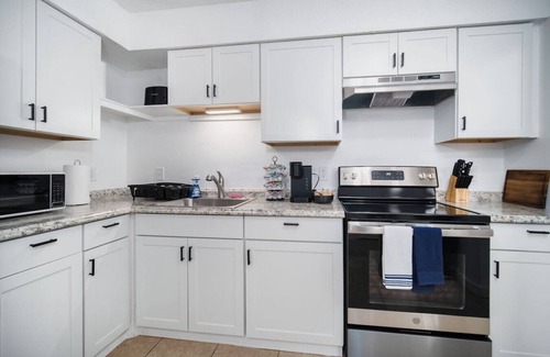 Southpoint House | River Manor - 2bed/1 bath