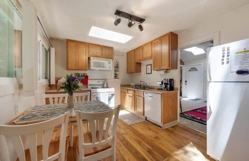 Rio Nido House | River Otter Retreat | Hot Tub, BBQ & Russian River
