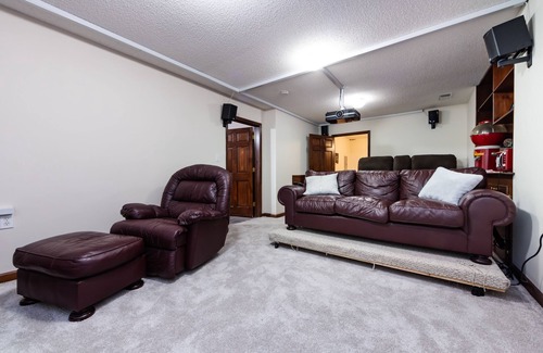 Moores Chapel House | River Retreat-Charlotte near US Whitewater Ctr- theater room, 15 mins to uptown!