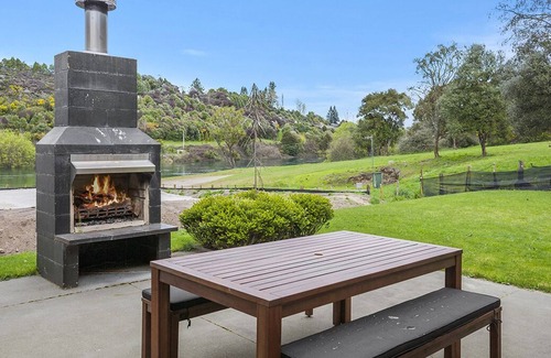 Rangatira Park Cottage | RIVER RETREAT - TAUPO HOLIDAY HOME, family friendly in Two Mile Bay