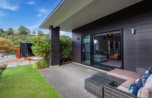 Rangatira Park Cottage | RIVER RETREAT - TAUPO HOLIDAY HOME, family friendly in Two Mile Bay