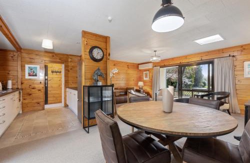 Broadlands Forest House | River Road Spa Lodge - Broadlands Forest