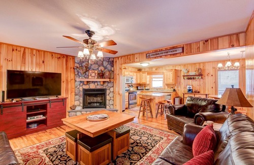 Todd House | River Roost - on New River near Boone with fire pit, game room, pet friendly