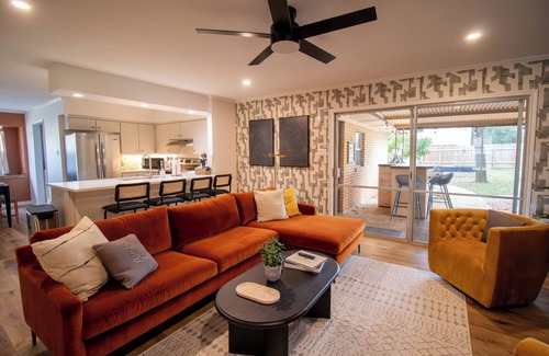 San Marcos House | River Run Retreat - Cowboy Pool, Fire Pit & Pool Table! Close to Campus & River